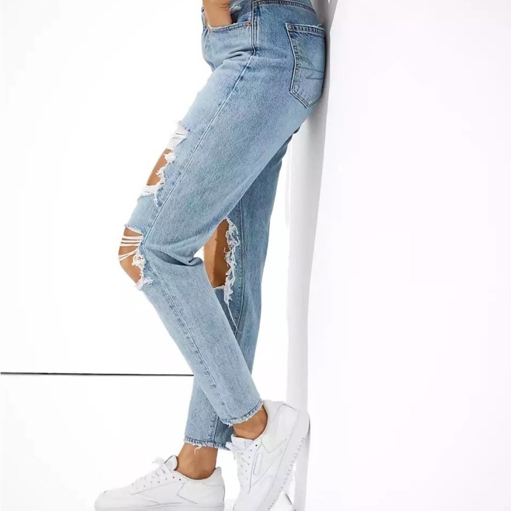 American Eagle Light Wash Mom Jean Heavily Distressed Punched Out Knee Size 0